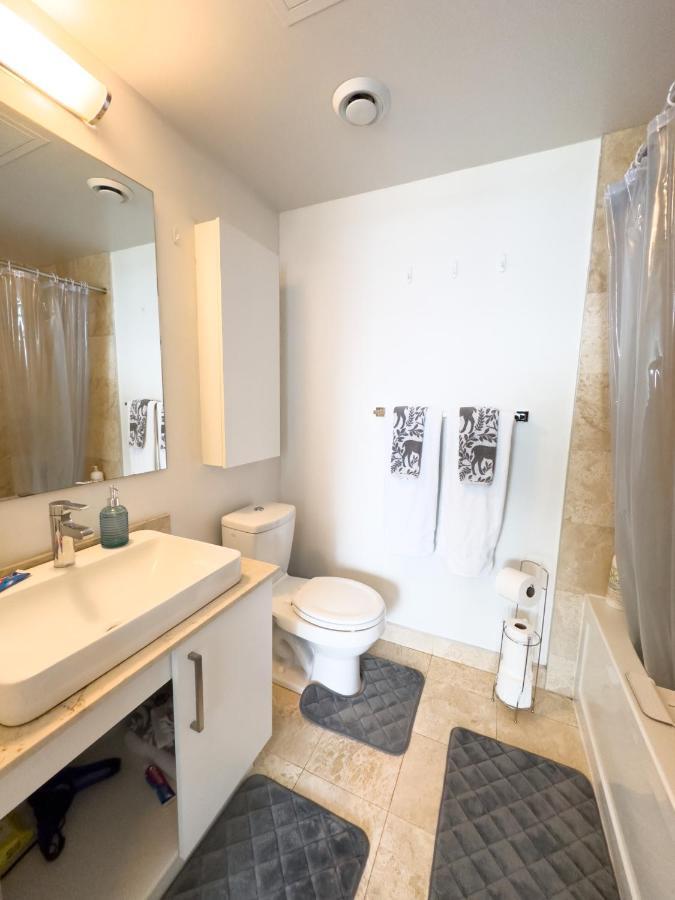 Luxury 2 Bedrooms With Lakeview Cn Tower Entertainment District Rogers Centre โตรอนโต ภายนอก รูปภาพ