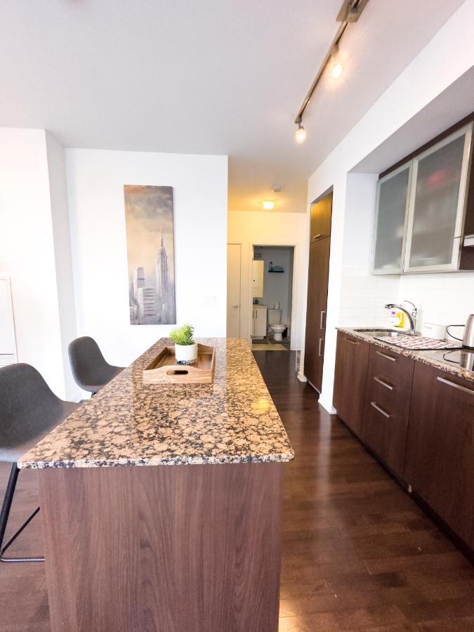 Luxury 2 Bedrooms With Lakeview Cn Tower Entertainment District Rogers Centre โตรอนโต ภายนอก รูปภาพ