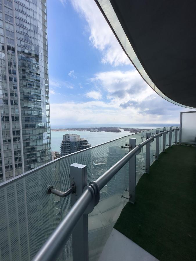 Luxury 2 Bedrooms With Lakeview Cn Tower Entertainment District Rogers Centre โตรอนโต ภายนอก รูปภาพ