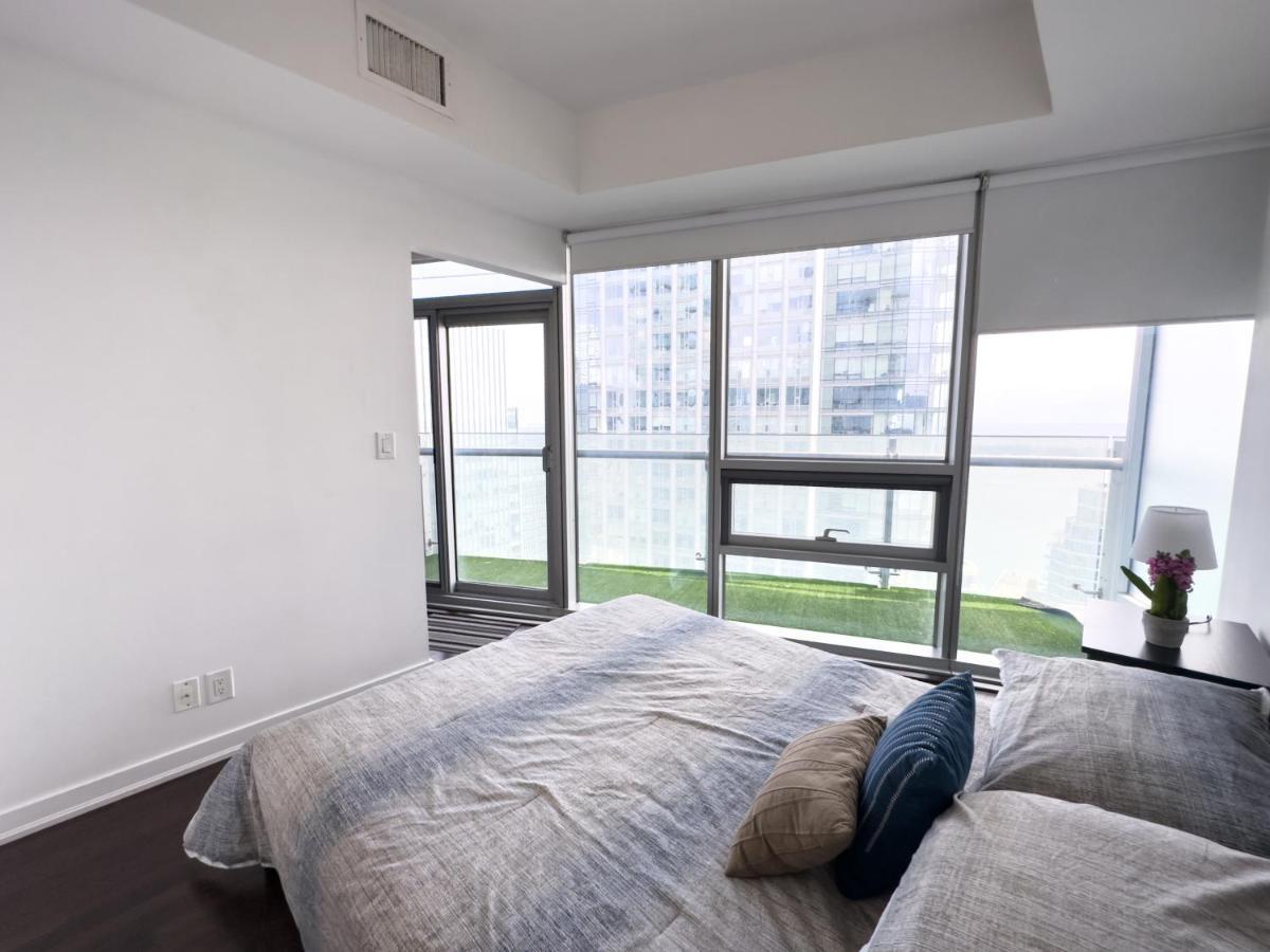 Luxury 2 Bedrooms With Lakeview Cn Tower Entertainment District Rogers Centre โตรอนโต ภายนอก รูปภาพ
